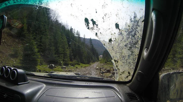 Θέα από το παράθυρο του αυτοκινήτου στα βουνά και το δάσος. Εκτός ιρόα — Φωτογραφία Αρχείου