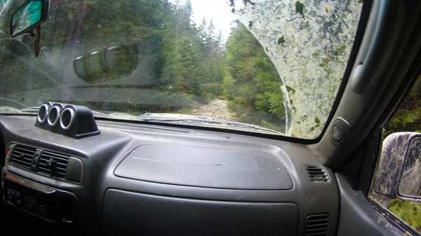 View from the car window to the mountains and the forest. Offroa — Stock Photo, Image