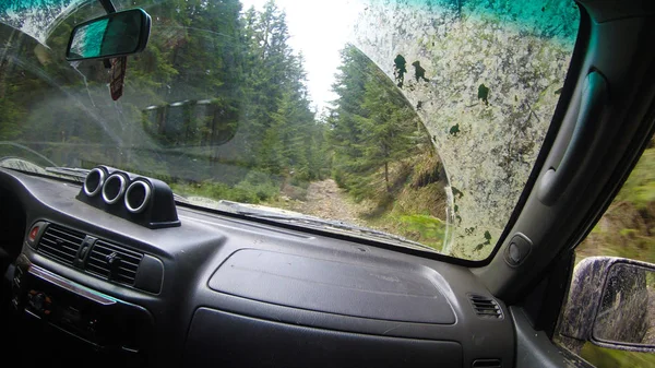 View from the car window to the mountains and the forest. Offroa — Stock Photo, Image