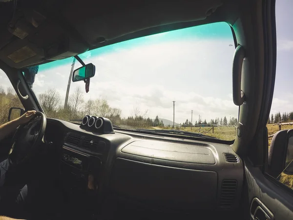 Araba penceresinden dağlara ve ormana bak. Offroa