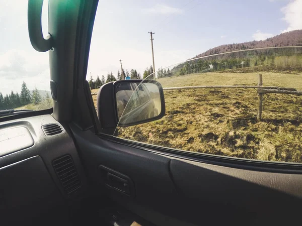 Araba penceresinden dağlara ve ormana bak. Offroa