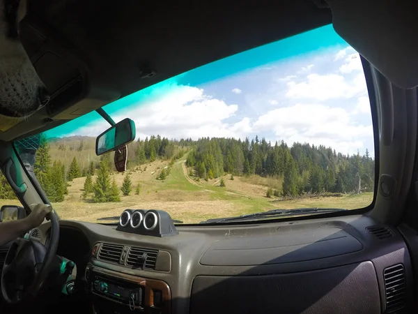 Araba penceresinden dağlara ve ormana bak. Offroa