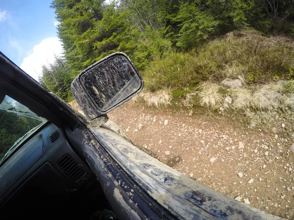 Vue de la fenêtre de la voiture sur les montagnes et la forêt. Offroa — Photo