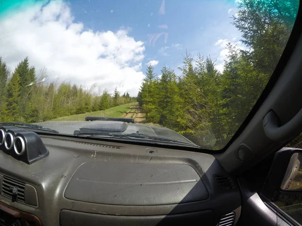 Vista da janela do carro para as montanhas e a floresta. Offroa — Fotografia de Stock