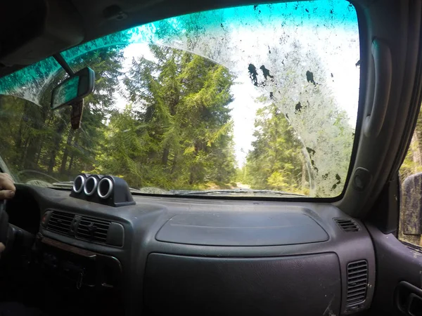 Kilátás az autó ablakból a hegyek és az erdő. Offroa az — Stock Fotó