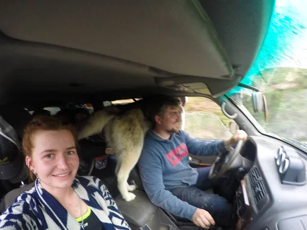 Muž a žena v autě se psem. Offroad na automobilech v — Stock fotografie