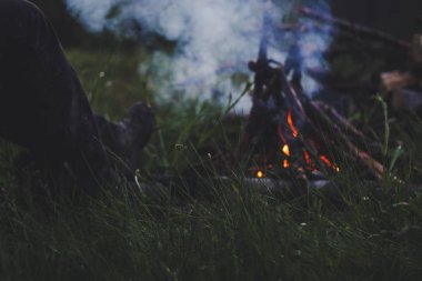 Dağlarda piknik. Seyahatler ve yangınlar. Comfor atmosferi