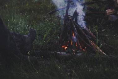 Dağlarda piknik. Seyahatler ve yangınlar. Comfor atmosferi