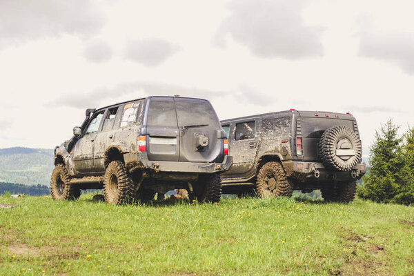 Грязные машины и колеса в горах. Болото на шинах. Поездка
