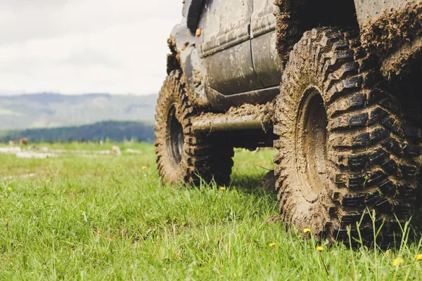 Dirty cars and wheels in the mountains. Swamp on the tires. Trip — Stock Photo, Image