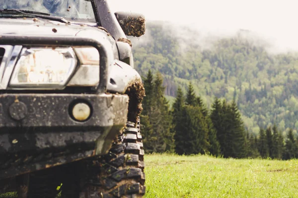 Auto sporche e ruote in montagna. Palude sulle gomme. Viaggio — Foto Stock