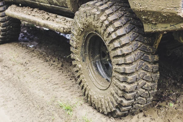 Dirty cars and wheels in the mountains. Swamp on the tires. Trip — Stock Photo, Image