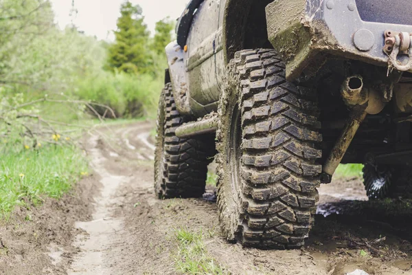 Dirty cars and wheels in the mountains. Swamp on the tires. Trip — Stock Photo, Image