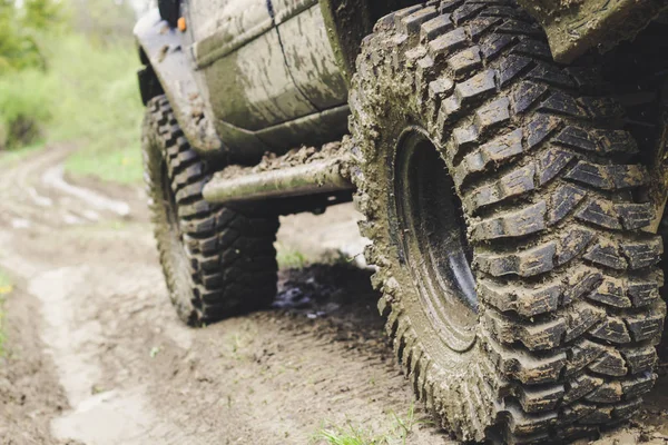 Dirty cars and wheels in the mountains. Swamp on the tires. Trip — Stock Photo, Image