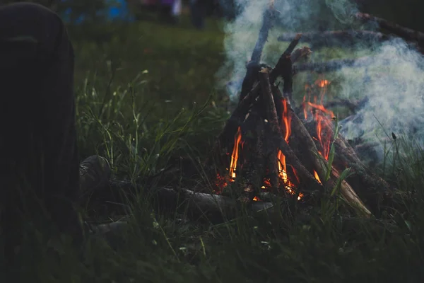 Picknick in den Bergen. Reisen und Feuer. Atmosphäre des Miteinanders — Stockfoto