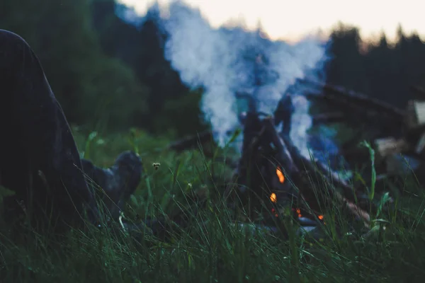 Piquenique nas montanhas. Viagens e incêndios. Atmosfera de comfor — Fotografia de Stock