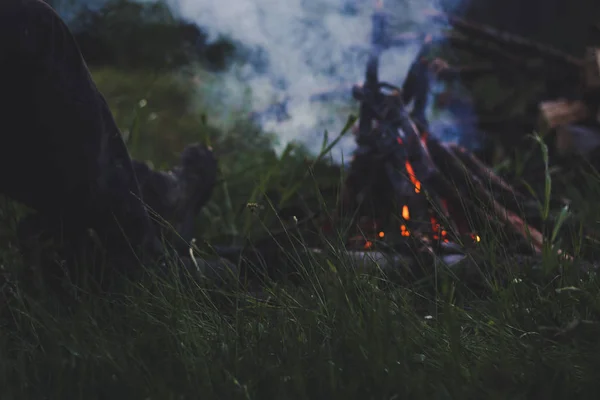 Picknick in den Bergen. Reisen und Feuer. Atmosphäre des Miteinanders — Stockfoto