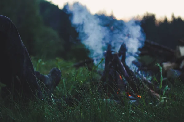 Piquenique nas montanhas. Viagens e incêndios. Atmosfera de comfor — Fotografia de Stock