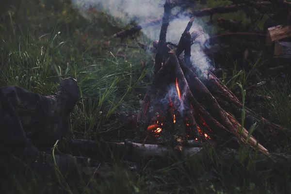 Pique-nique dans les montagnes. Voyages et incendies. Atmosphère de comfor — Photo