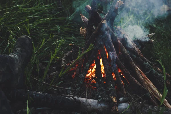 Picnic in the mountains. Travels and fires. Atmosphere of comfor — Stock Photo, Image