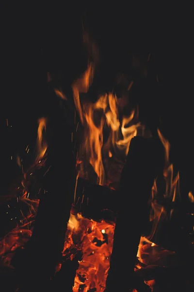 Picknick in den Bergen. Reisen und Feuer. Atmosphäre des Miteinanders — Stockfoto