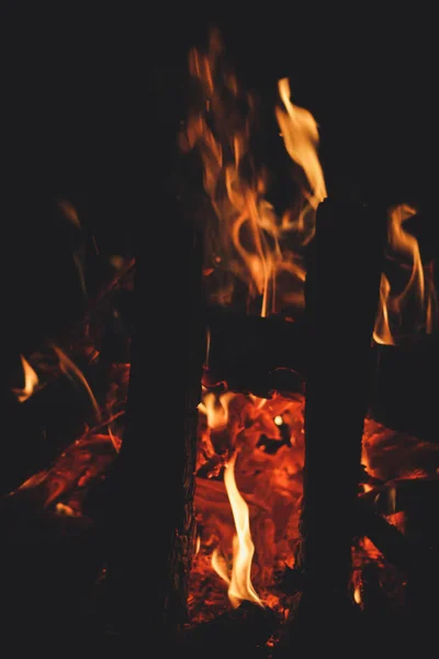 Piquenique nas montanhas. Viagens e incêndios. Atmosfera de comfor — Fotografia de Stock