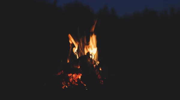 山でピクニック旅行と火災。コンフォーの雰囲気 — ストック写真