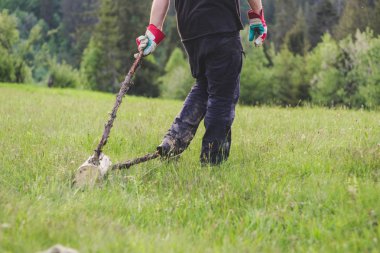 Adam dağlarda baltayla eski bir ağacı kesiyor. Ukra