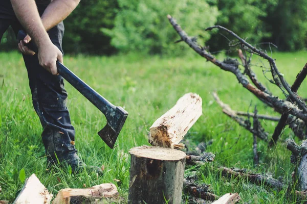 El tipo está cortando un viejo árbol en las montañas con un hacha. Ukra. — Foto de Stock