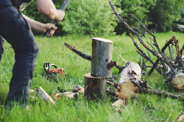 El tipo está cortando un viejo árbol en las montañas con un hacha. Ukra. — Foto de Stock