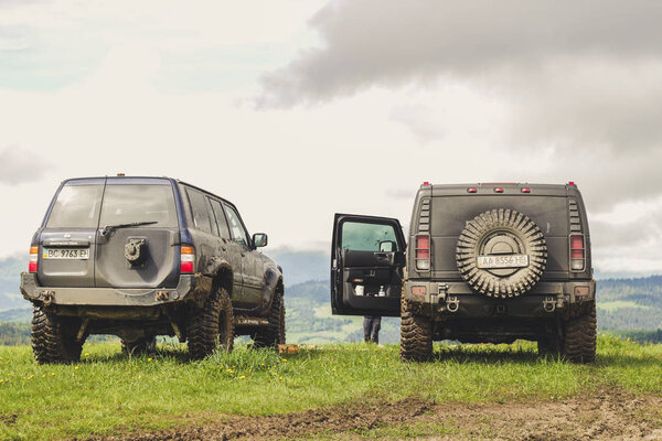 Патруль Nissan Y61 и Hummer H2 в Карпатах
