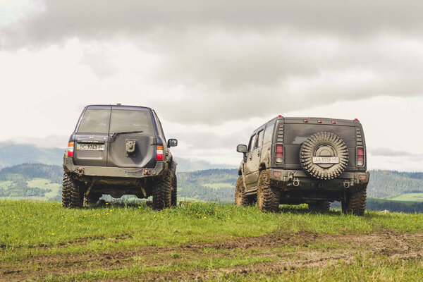 Патруль Nissan Y61 и Hummer H2 в Карпатах
