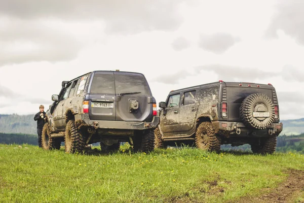 Nissan patrulha Y61 e Hummer H2 nas montanhas dos Cárpatos em t — Fotografia de Stock