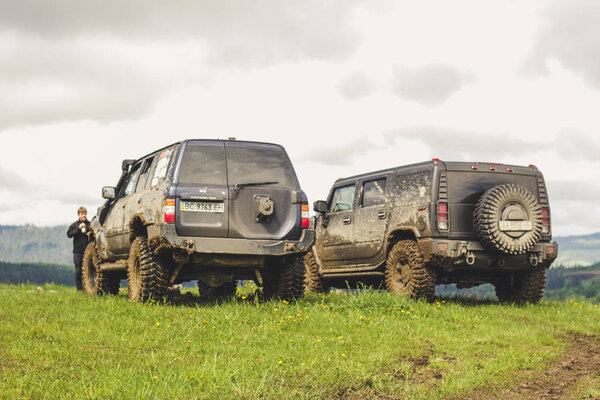 Патруль Nissan Y61 и Hummer H2 в Карпатах

