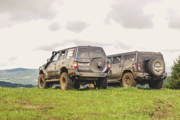 Патруль Nissan Y61 и Hummer H2 в Карпатах
