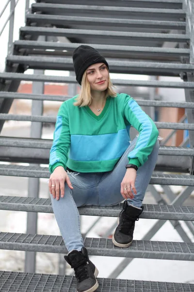 La chica es rubia en un azulón verde. Estilo callejero. Anuncio — Foto de Stock