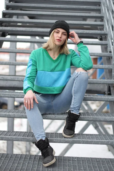 La chica es rubia en un azulón verde. Estilo callejero. Anuncio — Foto de Stock