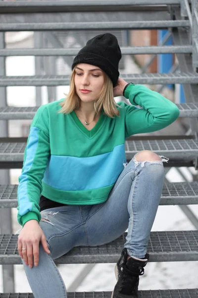 Het meisje is blond in een groen blauwe CropTop. Straat stijl. Advertentie — Stockfoto