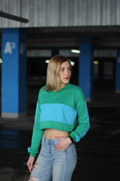 A menina é loira em um croptop azul verde. Estilo de rua. Anúncio — Fotografia de Stock