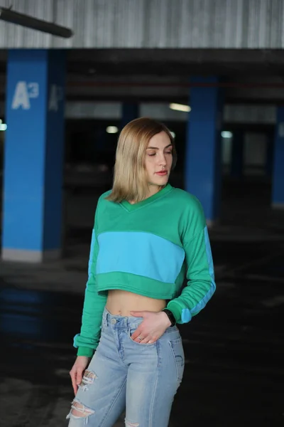 La fille est blonde dans un croptop bleu vert. Street style. Annuler — Photo