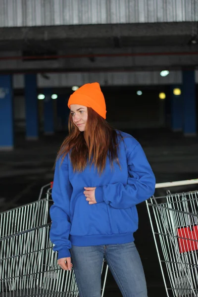 Дівчина в блакитному светрі. Стиль вулиці. Рекламний брендовий одяг . — стокове фото