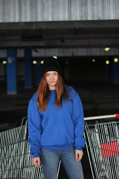 Chica con capucha azul. Estilo callejero. Ropa de marca publicitaria . —  Fotos de Stock