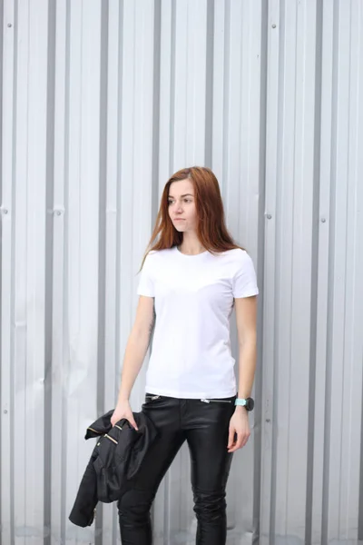 Vörös hajú lány, fehér póló. Utcai stílus. Reklámozási márka — Stock Fotó