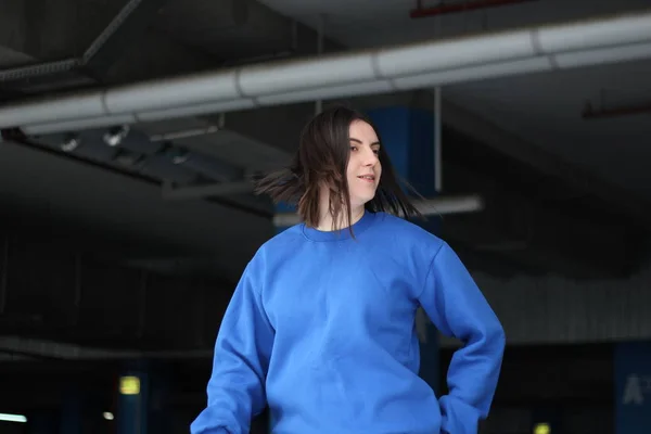 Chica con capucha azul. Estilo callejero. Ropa de marca publicitaria . —  Fotos de Stock