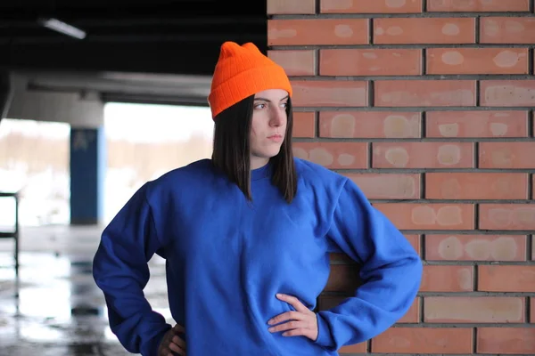 Chica con capucha azul. Estilo callejero. Ropa de marca publicitaria . —  Fotos de Stock