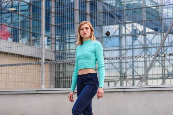 Dziewczyna jest blondynką w niebieskim croptop. Odzież uliczna. Sport. Ad — Zdjęcie stockowe