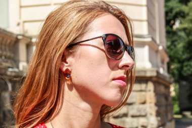 Epoksi reçine süslemeleri ile Photosession modeli. Bijuteri. 