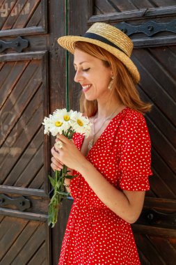 Epoksi reçine süslemeleri ile Photosession modeli. Bijuteri. 