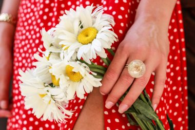 Epoksi reçine süslemeleri ile Photosession modeli. Bijuteri. 