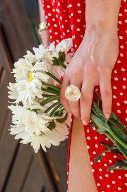 Epoksi reçine süslemeleri ile Photosession modeli. Bijuteri. 